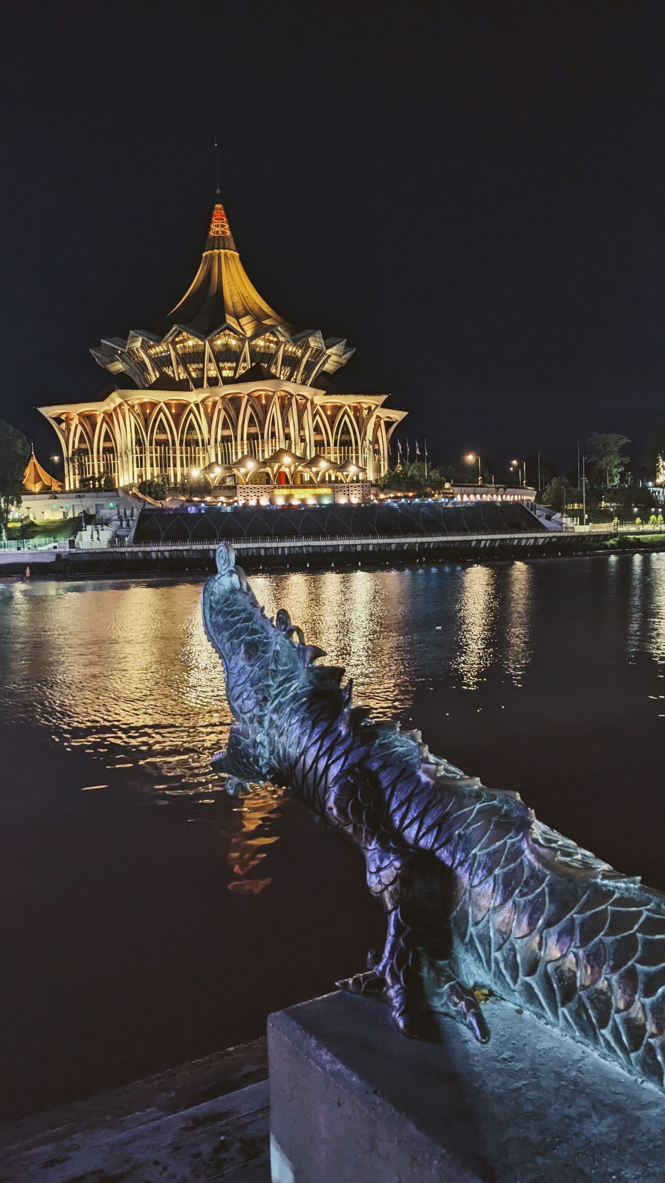 Picture of the Kuching Waterfront at night.